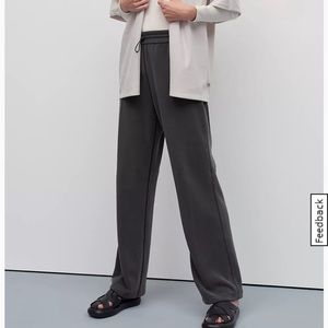 Lululemon Softstreme High-Rise Pant
Regular - NEW